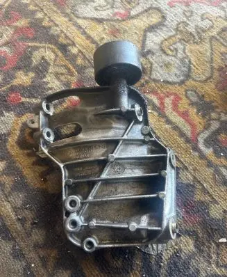 BMW 7 F01 F02 F03 F04 Engine mounting bracket 685729