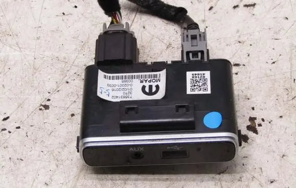 Fiat 500X AUX in-socket connector 735631402