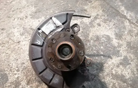 Volkswagen Golf V Front wheel hub