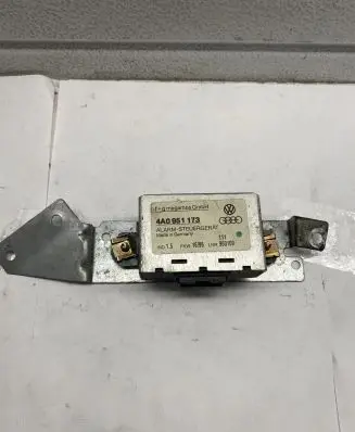 Audi A6 S6 C4 4A Alarm control unit/module 4A0951173