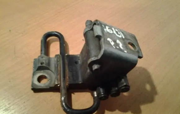 Audi A6 S6 C6 4F Front door lower hinge 8E0831411E