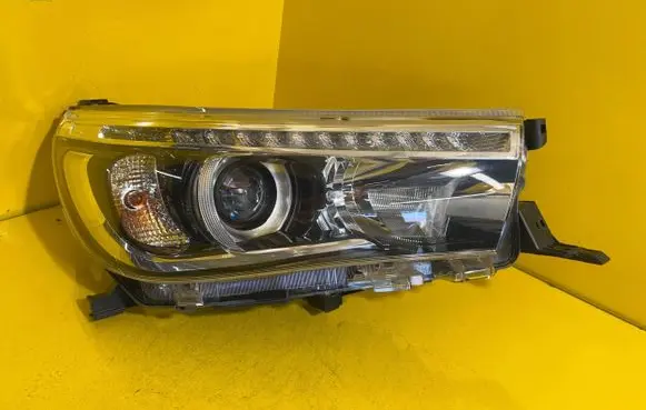Toyota Hilux VIII Headlight/headlamp 81150-02S60