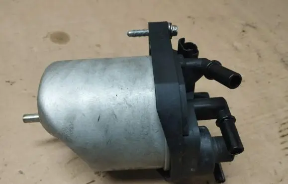 Peugeot 308 Fuel filter housing 