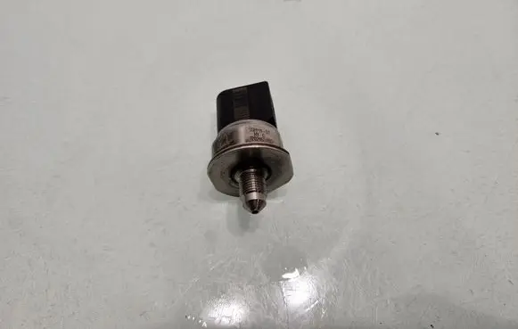 BMW 7 F01 F02 F03 F04 Fuel pressure sensor 7537319