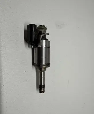 Volvo XC40 Fuel injector 32208203