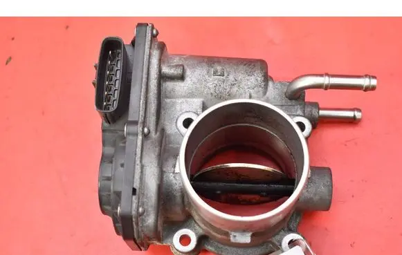 Toyota Avensis T270 Throttle body valve 26100-0R020