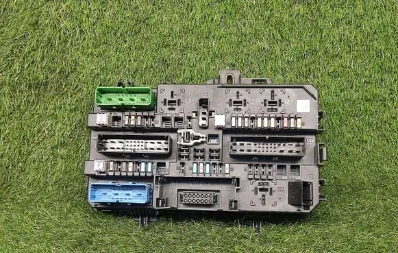 Opel Zafira B Power management control unit 13206758 13206758HF 5DK00866962