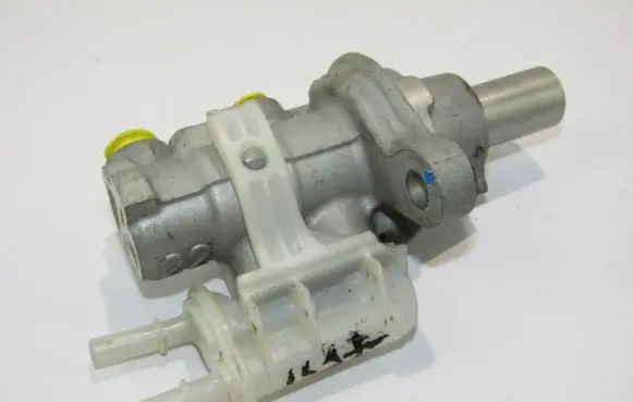 Fiat 500L Master brake cylinder