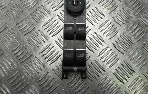 Ford Focus Other switches/knobs/shifts AM5T14A132CB T1694