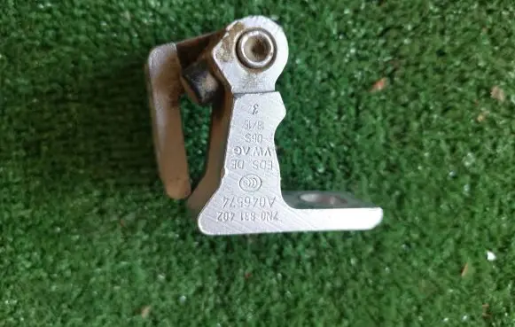 Volkswagen Polo V 6R Rear door lower hinge 7N0831402