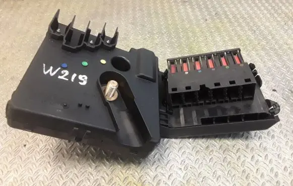 Mercedes-Benz CLS C219 Fuse box set 2119820402 A2119820402