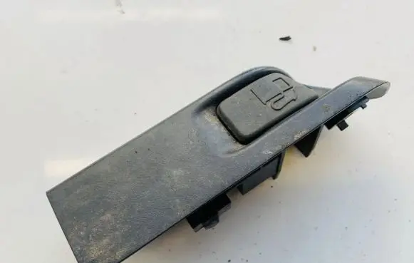 Toyota Prius (XW30) Fuel tank opening switch 