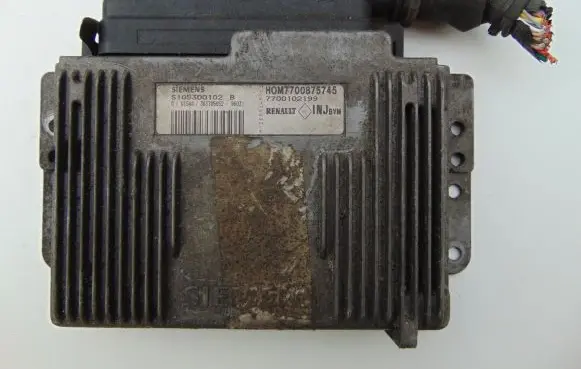 Renault Megane II Engine control unit/module 7700875745