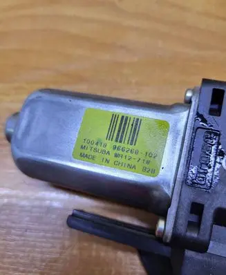 Volvo S60 Front door window regulator motor 966268-102