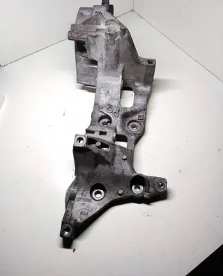 Volkswagen PASSAT B8 Engine mounting bracket 04L903143D