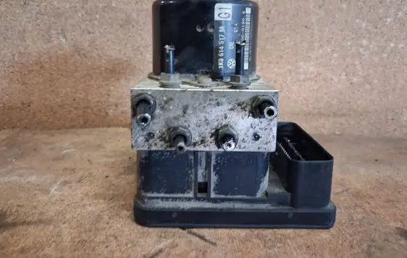 Volkswagen Golf Plus ABS Pump 1K0907379Q 00005305E3 10096003553