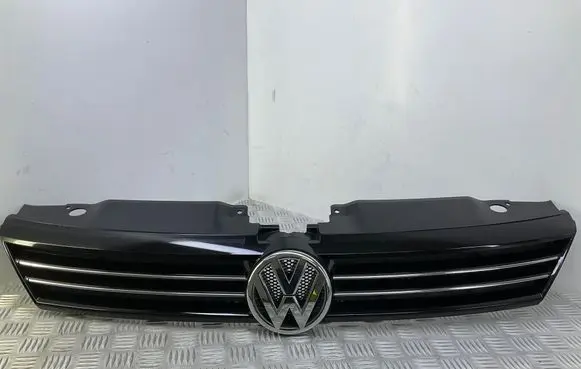 Volkswagen Jetta VI Front bumper upper radiator grill 5C6853653