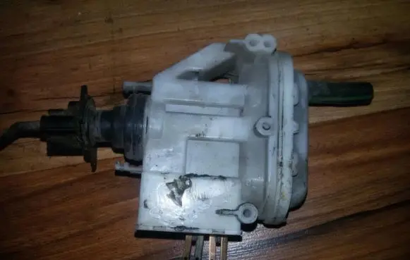 Volkswagen PASSAT B4 Central locking vacuum pump 357862153C