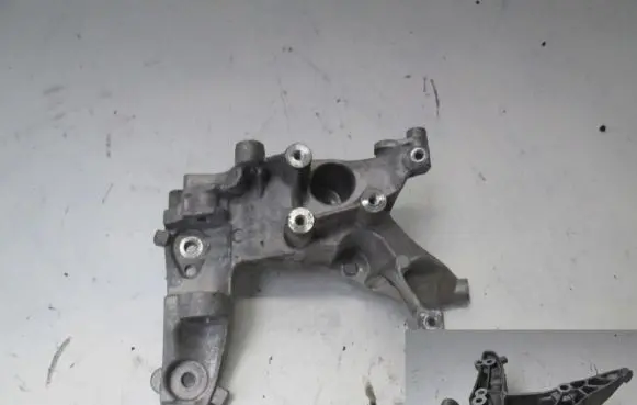 Citroen C3 Engine mount bracket