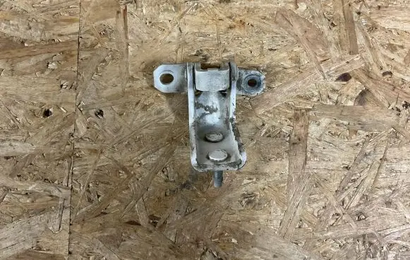 Suzuki SX4 Rear door lower hinge