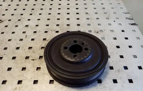 Volkswagen PASSAT B8 Crankshaft pulley 03G105243
