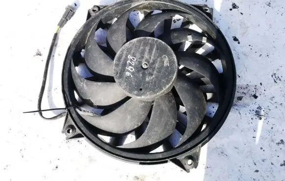 Radiator cooling fan shroud
