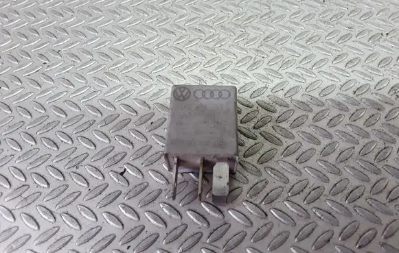 Volkswagen Golf V Other relay 1K0951253 449 V23374A1601X004