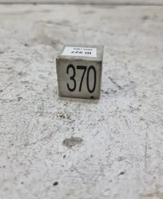 Volkswagen PASSAT B5 Other relay 8D0951253