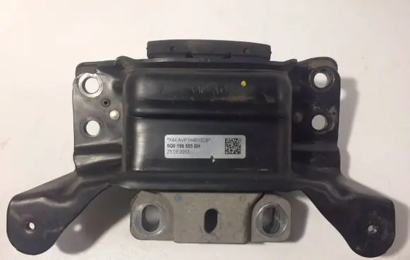 Volkswagen PASSAT B8 Engine mount bracket 5Q0199555BH