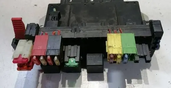 Mercedes-Benz S W220 Fuse module A0285458132 04513205990799