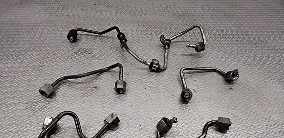 Volkswagen PASSAT B6 Fuel injector supply line/pipe 