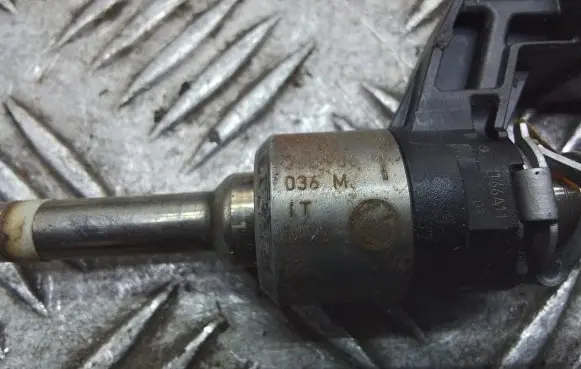 Skoda Octavia Mk2 (1Z) Fuel injector 03C906036M