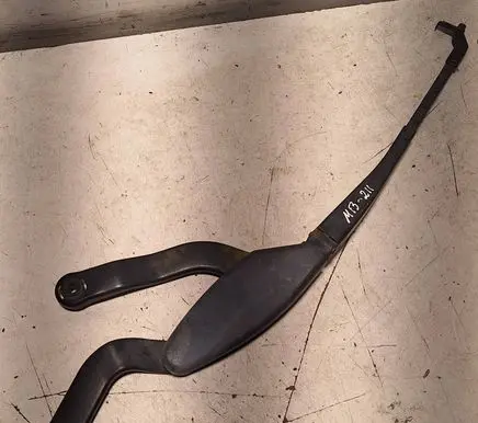 Front wiper blade arm