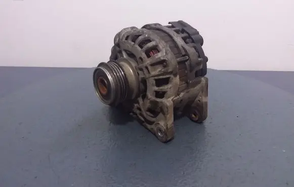 Dacia Sandero Generator/alternator 231008386R