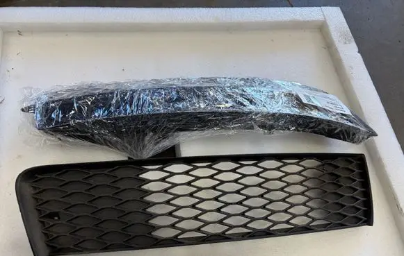 Audi Q7 4L Front fog light trim/grill 4L0807682B