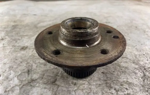 Mercedes-Benz E W210 Rear wheel hub