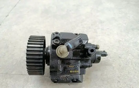 Alfa Romeo GT Fuel injection high pressure pump 