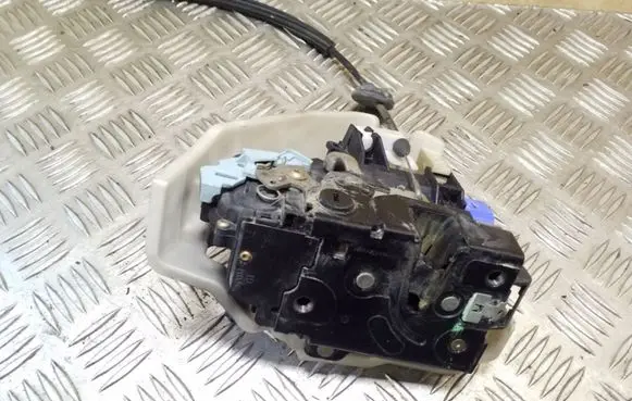 Volkswagen Golf V Rear door lock 7L0839015