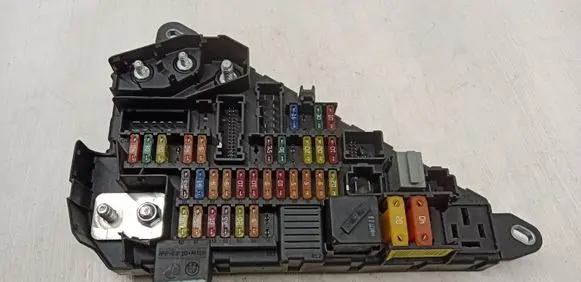 BMW 5 E60 E61 Fuse module 6906603