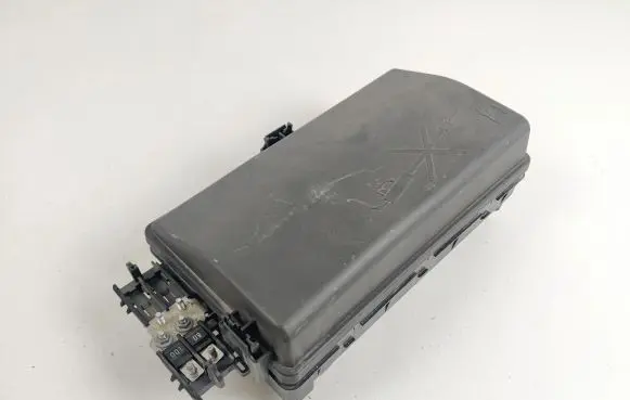 Opel Insignia A Fuse module 13275882