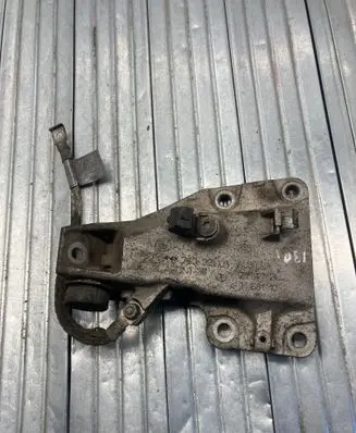 BMW 3 E90 E91 Engine mounting bracket 6760315