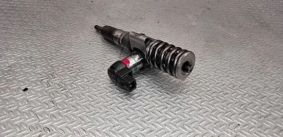 Volkswagen PASSAT B6 Fuel injector 03G130073S