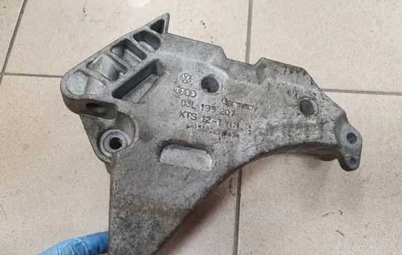 Volkswagen PASSAT CC Engine mounting bracket 03L199207