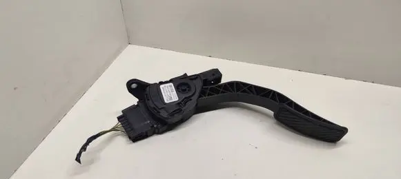 Accelerator throttle pedal