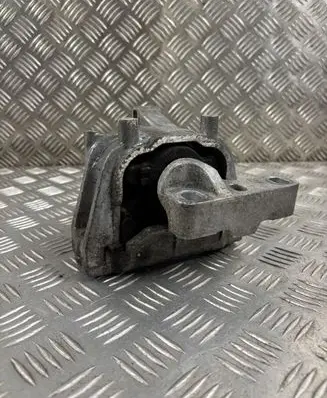 Volkswagen Tiguan Engine mount bracket 5N0199262L