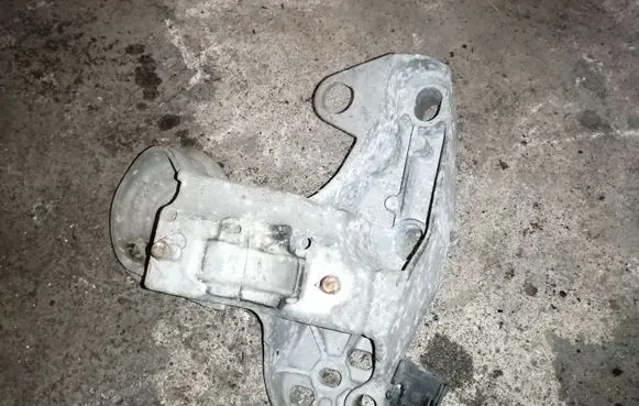 Audi A6 S6 C5 4B Engine mounting bracket 8E0199352D