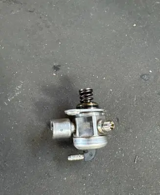 Audi Q3 8U Fuel injection high pressure pump 04E127025D