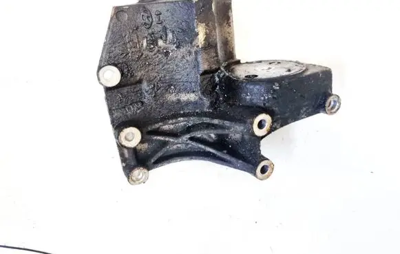 Engine mounting bracket