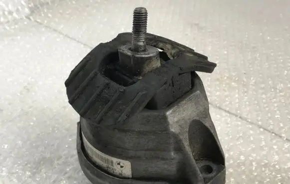 BMW 5 E60 E61 Engine mount bracket 6761092 22116761092 22116770726