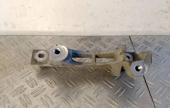 Toyota RAV 4 (XA50) Engine mounting bracket 